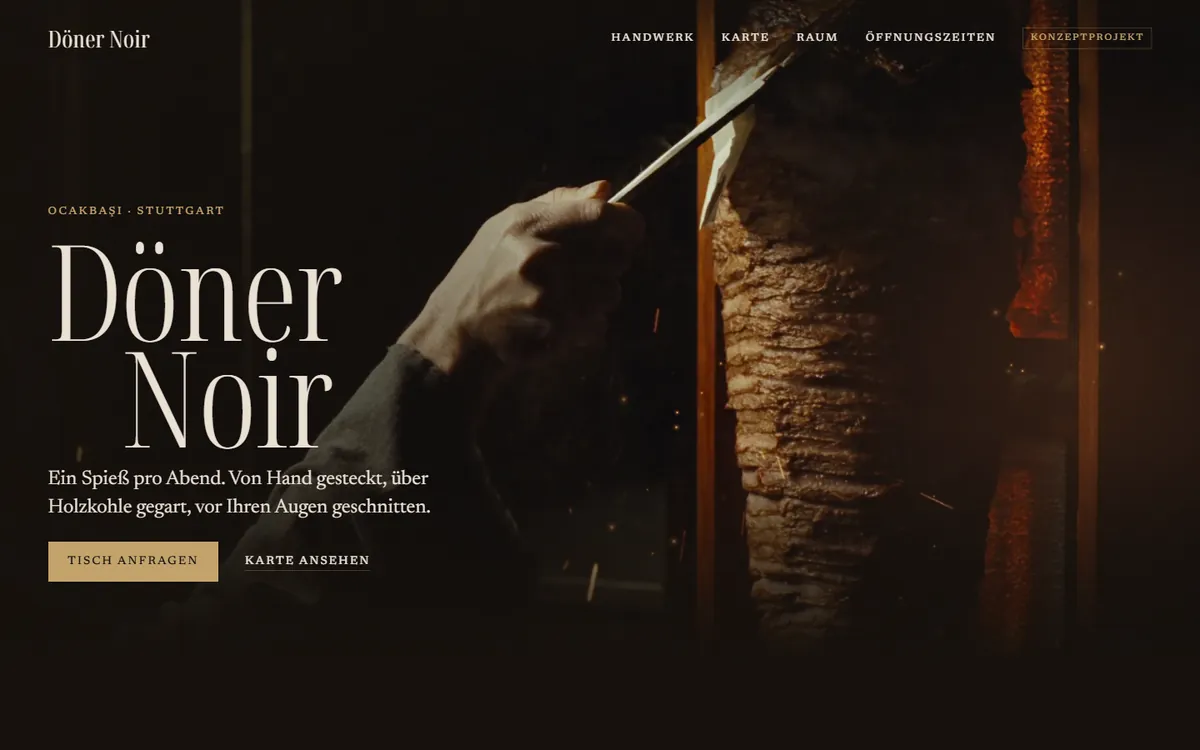 Startbereich von Döner Noir: der Schriftzug „Döner Noir“, daneben schneidet eine Hand mit einem langen Messer am Spieß vor glühender Holzkohle.