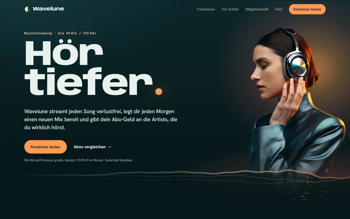 Startbereich der Wavelune-Landingpage: die Überschrift „Hör tiefer.“, daneben eine Frau mit Kopfhörern vor nächtlichem Petrol-Hintergrund.