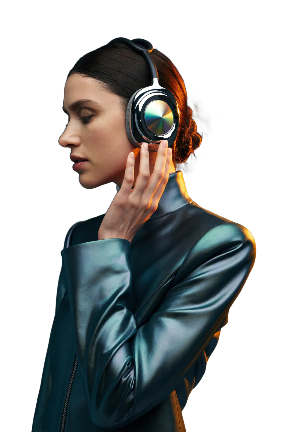 Eine junge Frau im Profil, die Augen halb geschlossen, hält die Hand an einen verchromten Over-Ear-Kopfhörer. Warmes Gegenlicht zeichnet Haar und Schultern nach.